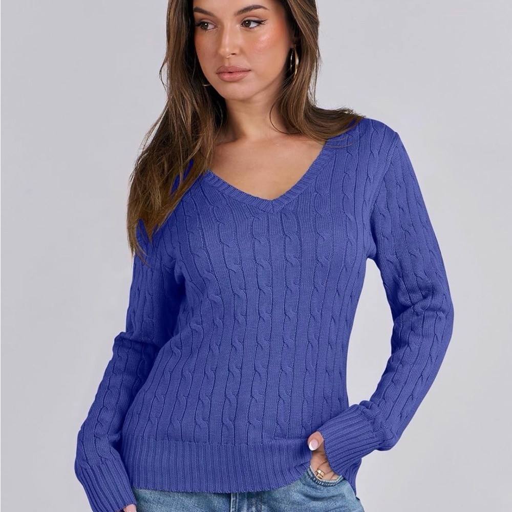 Elegant V-Neck Cable Knit Sweater in Blue - Picture 4 of 4